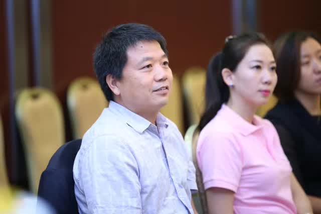 北京市動物疫病預防控制中心副主任劉曉東先生和默沙東動物保健品(上海)有限公司全國市場總監石海燕女士 