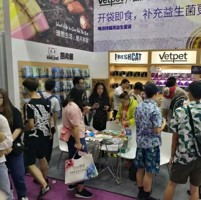展會現場洽談客戶